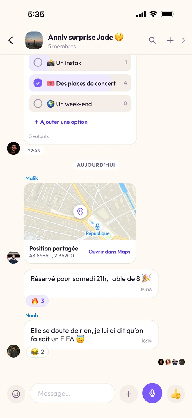 La conversation « Anniv surprise Jade » : une position partagée près de République sur une carte, et le message « Réservé pour samedi 21h, table de 8 ».