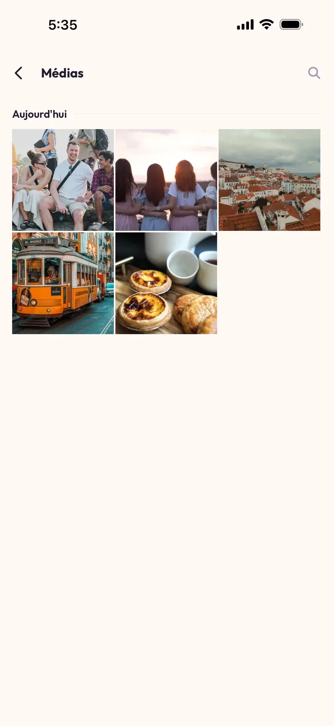 L'écran « Médias » : la grille des photos du groupe, tramway, pastéis de nata, coucher de soleil à Lisbonne.